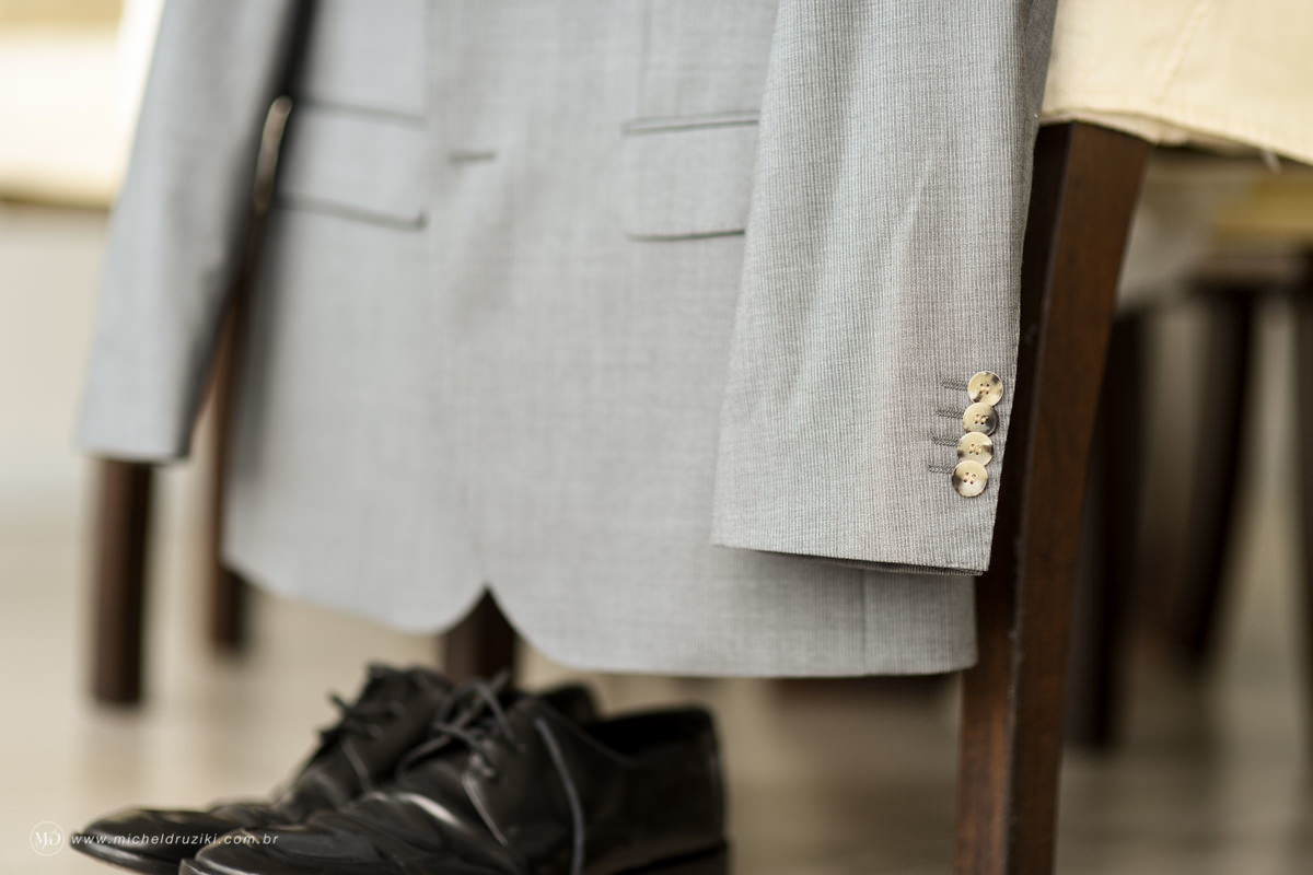 Casamento na praia do casal Dani e André fotografado pelo melhor fotógrafo de casamentos e ensaios de campo largo e Curitiba, Michel Druziki. Terno e sapato do noivo