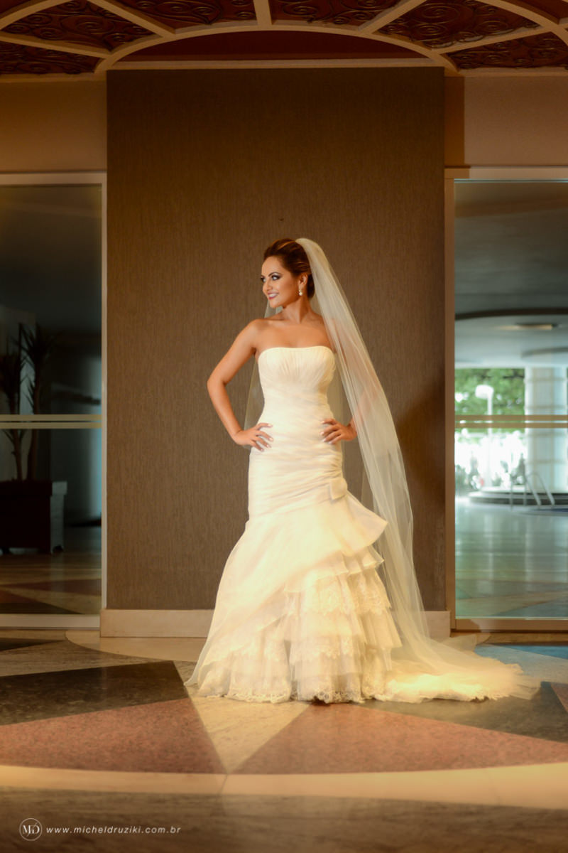 Casamento na praia do casal Dani e André fotografado pelo melhor fotógrafo de casamentos e ensaios de campo largo e Curitiba, Michel Druziki. Noiva olhando para o lado e sorrindo
