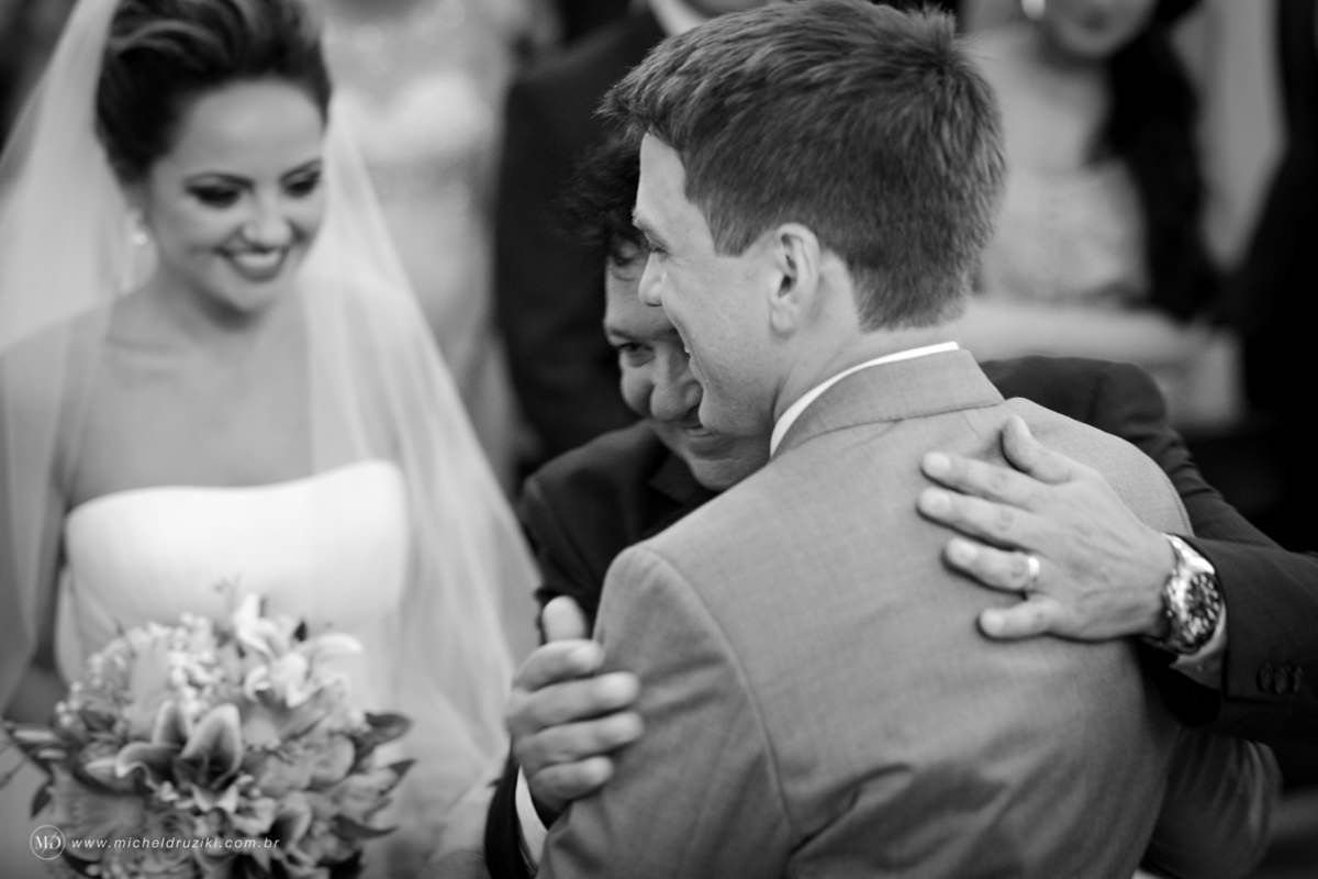 Casamento na praia do casal Dani e André fotografado pelo melhor fotógrafo de casamentos e ensaios de campo largo e Curitiba, Michel Druziki. Pai da noiva cumprimentando o noivo
