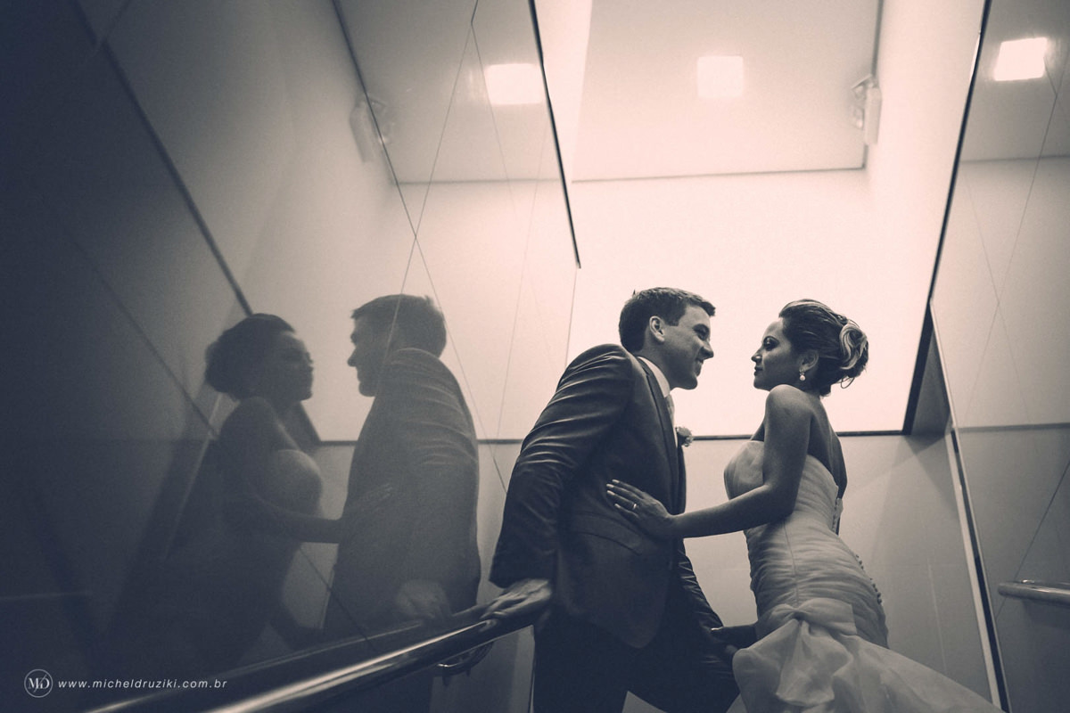 Casamento na praia do casal Dani e André fotografado pelo melhor fotógrafo de casamentos e ensaios de campo largo e Curitiba, Michel Druziki. noivos na escada 