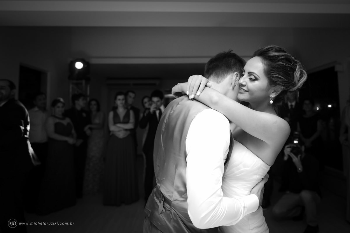 Casamento na praia do casal Dani e André fotografado pelo melhor fotógrafo de casamentos e ensaios de campo largo e Curitiba, Michel Druziki. Noivos dançando abraçados 