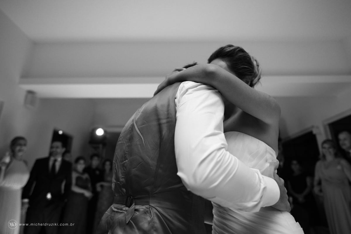 Casamento na praia do casal Dani e André fotografado pelo melhor fotógrafo de casamentos e ensaios de campo largo e Curitiba, Michel Druziki. Noivos abraçados e dançando