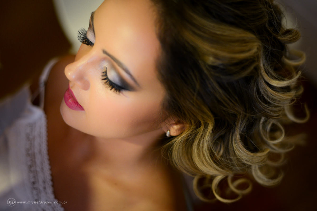 Casamento na praia do casal Dani e André fotografado pelo melhor fotógrafo de casamentos e ensaios de campo largo e Curitiba, Michel Druziki. Noiva making of cabelos enrolados