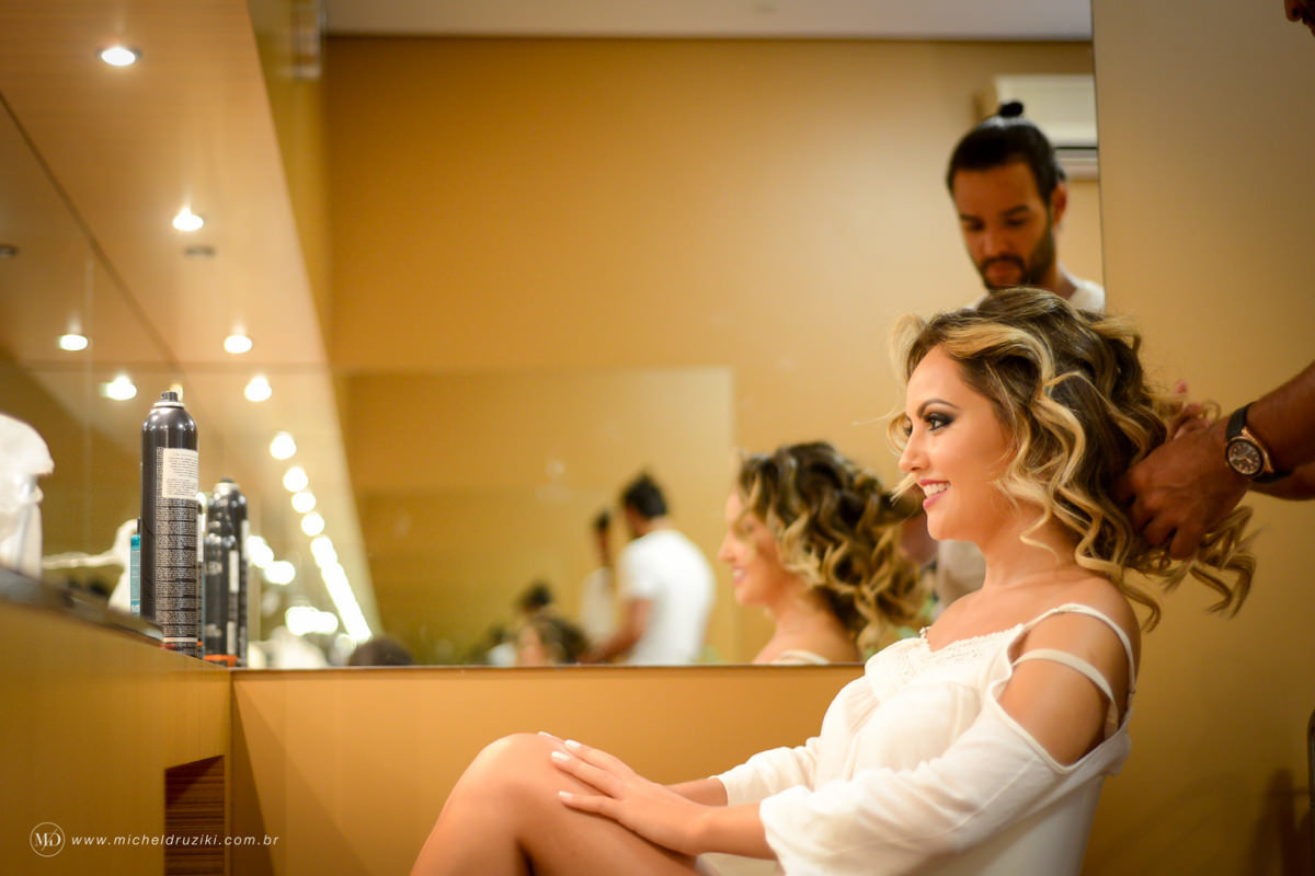 Casamento na praia do casal Dani e André fotografado pelo melhor fotógrafo de casamentos e ensaios de campo largo e Curitiba, Michel Druziki. Noiva arrumando o cabelo making of