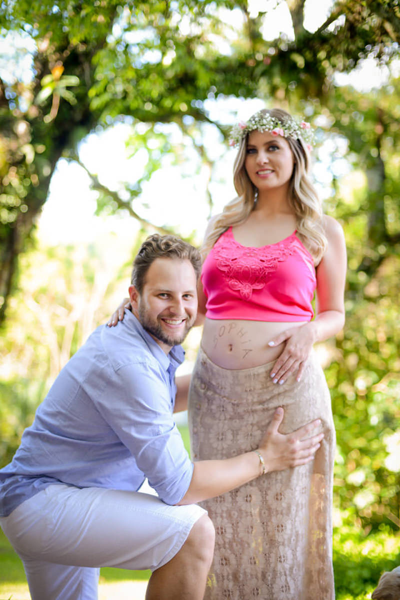 Ensaio de casal gestante em casa com cachorro fotografado pelo melhor fotógrafo de casamentos e ensaios de campo largo e Curitiba, Michel Druziki. Noivo abraçado na barriga da noiva grávida