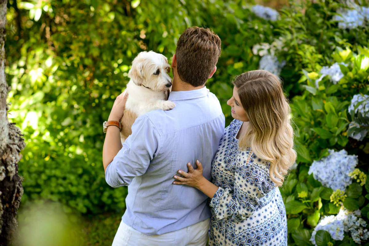 Ensaio de casal gestante em casa com cachorro fotografado pelo melhor fotógrafo de casamentos e ensaios de campo largo e Curitiba, Michel Druziki. Noivos com  cachorrinho