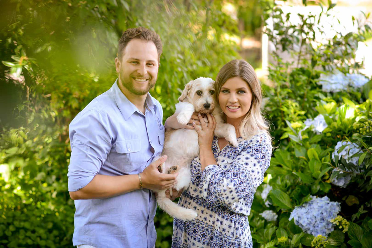 Ensaio de casal gestante em casa com cachorro fotografado pelo melhor fotógrafo de casamentos e ensaios de campo largo e Curitiba, Michel Druziki. Noivos com  cachorrinho