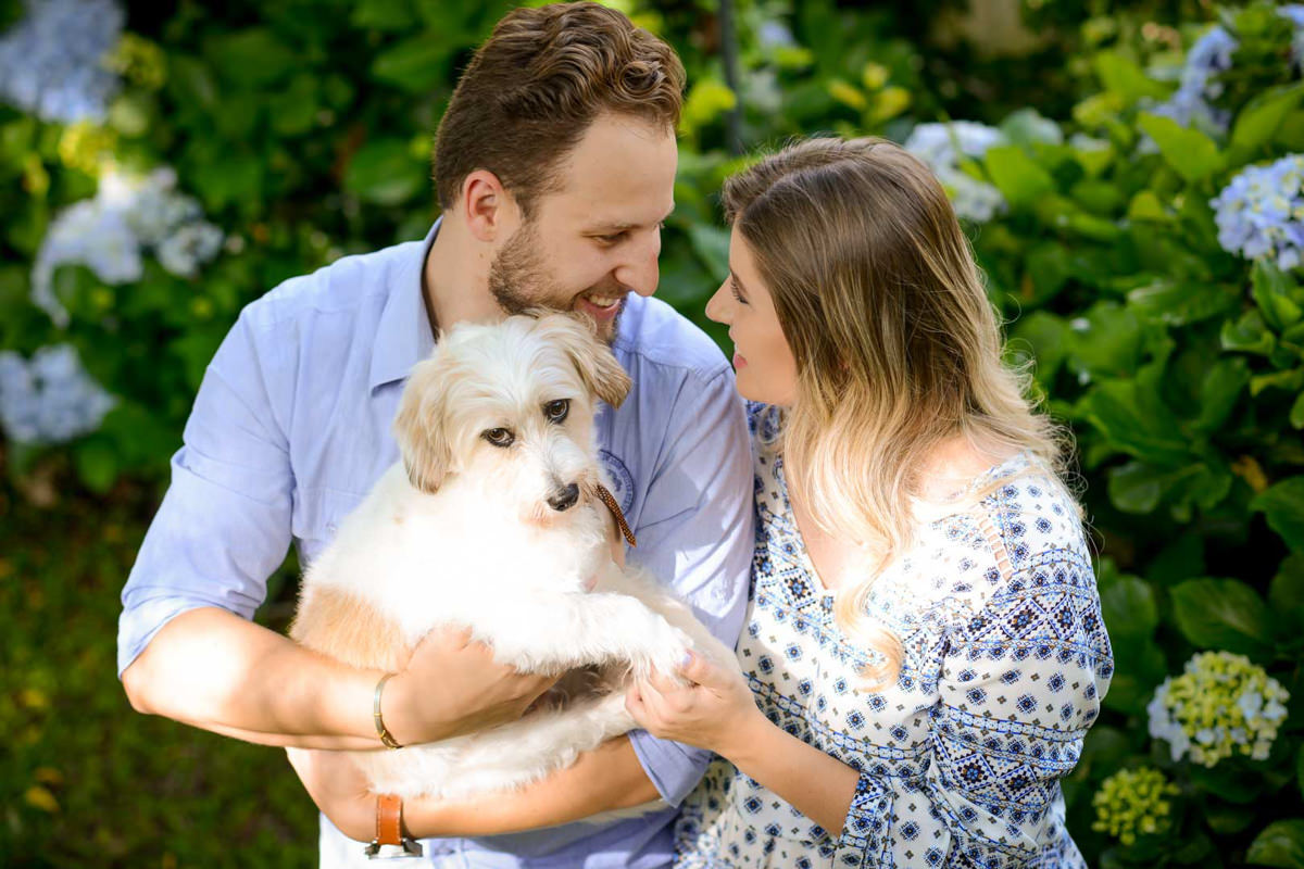 Ensaio de casal gestante em casa com cachorro fotografado pelo melhor fotógrafo de casamentos e ensaios de campo largo e Curitiba, Michel Druziki. Noivos com  cachorrinho