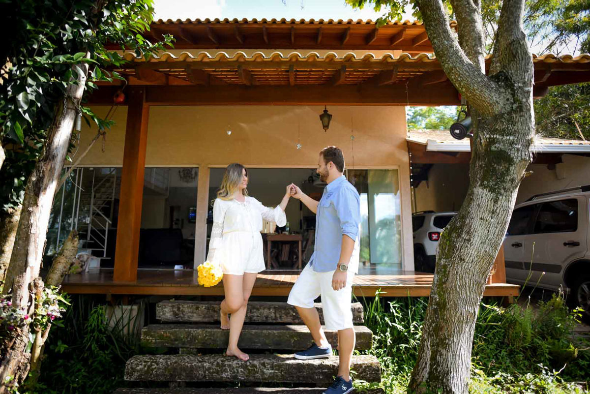 Ensaio de casal gestante em casa com cachorro fotografado pelo melhor fotógrafo de casamentos e ensaios de campo largo e Curitiba, Michel Druziki. Noivos de mãos dadas na escada