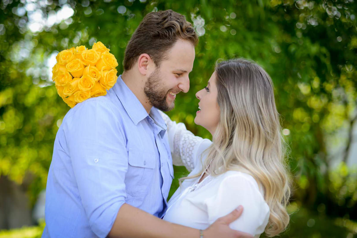 Ensaio de casal gestante em casa com cachorro fotografado pelo melhor fotógrafo de casamentos e ensaios de campo largo e Curitiba, Michel Druziki. Noivos abraçados e noiva com buquê amarelo