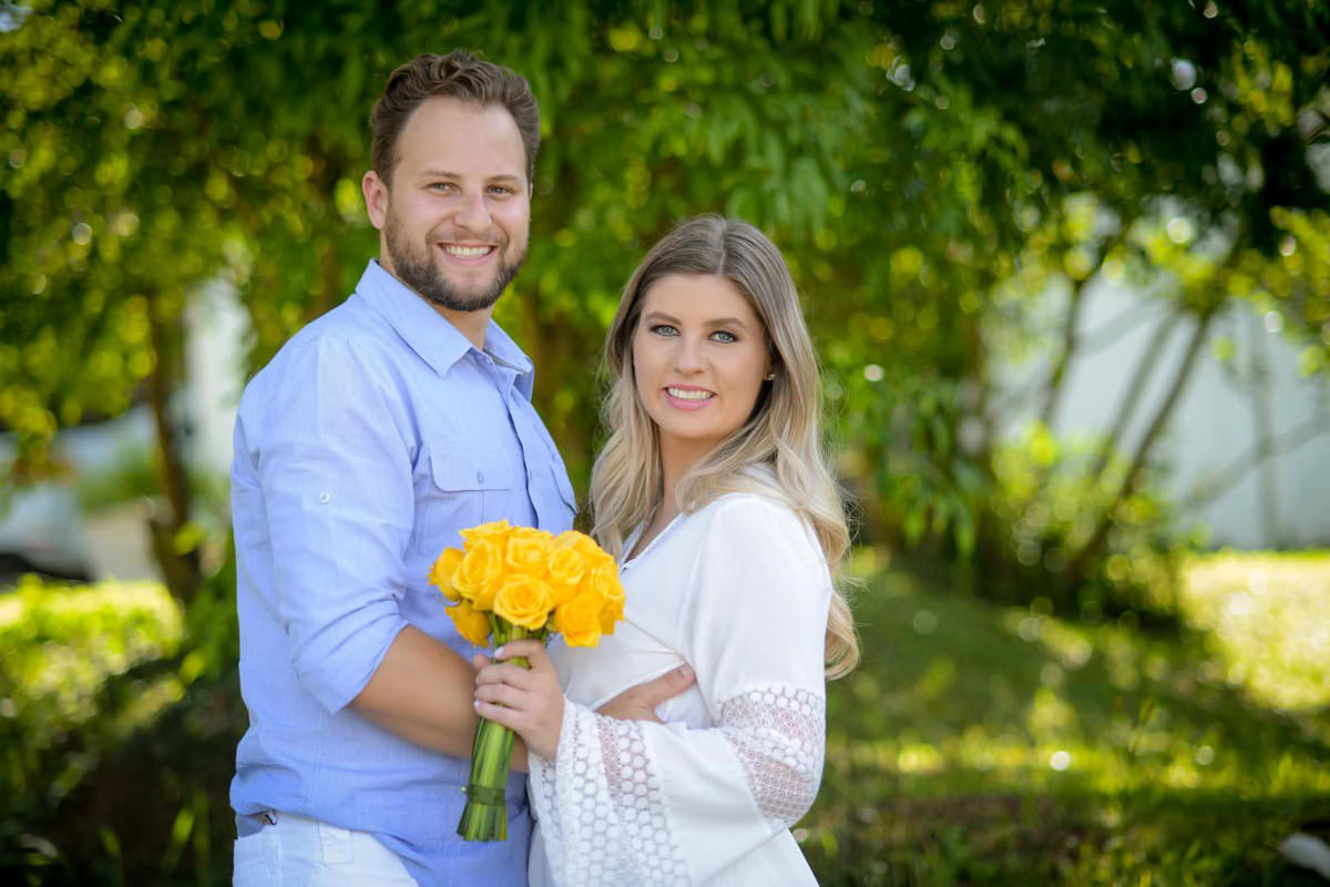 Ensaio de casal gestante em casa com cachorro fotografado pelo melhor fotógrafo de casamentos e ensaios de campo largo e Curitiba, Michel Druziki. Noivos abraçados e noiva com buquê amarelo