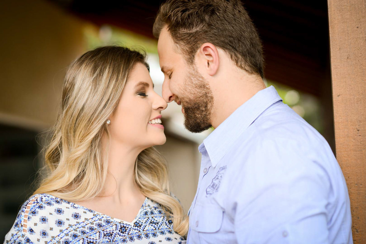 Ensaio de casal gestante em casa com cachorro fotografado pelo melhor fotógrafo de casamentos e ensaios de campo largo e Curitiba, Michel Druziki. Casal com nariz encostado