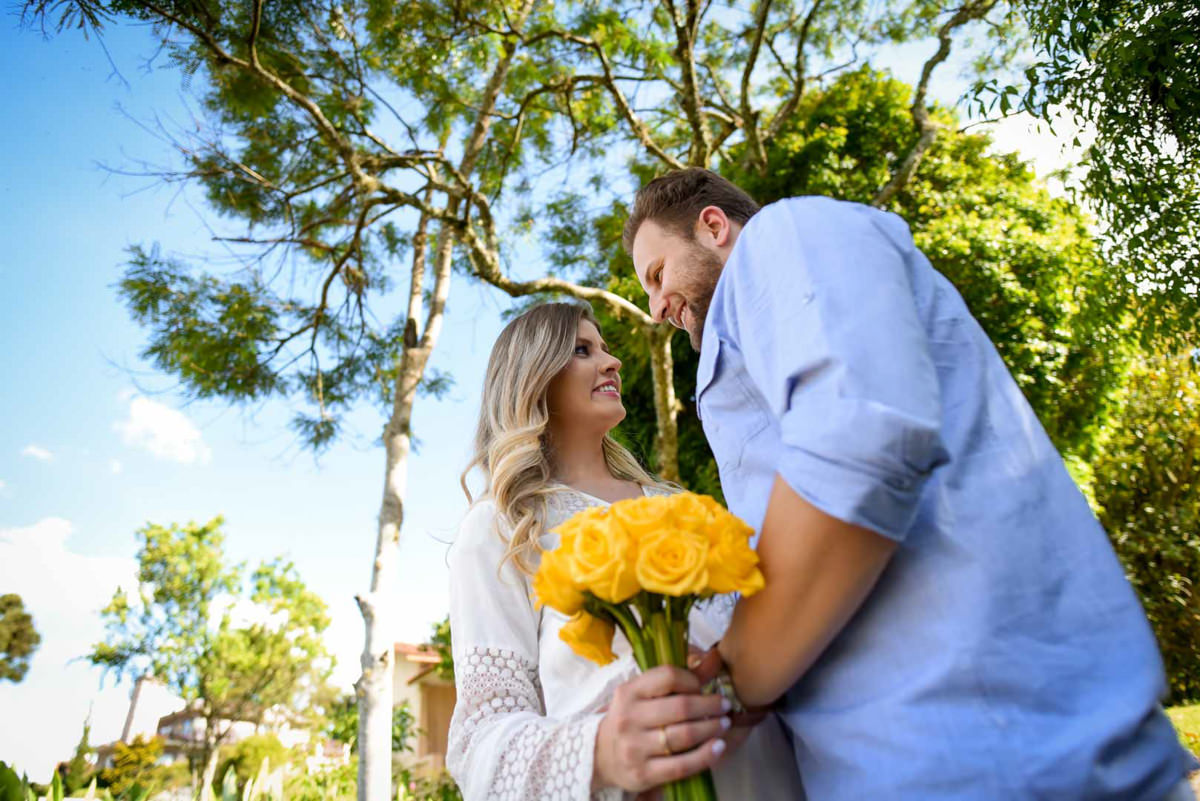 Ensaio de casal gestante em casa com cachorro fotografado pelo melhor fotógrafo de casamentos e ensaios de campo largo e Curitiba, Michel Druziki. Noivos abraçados e noiva com buquê amarelo