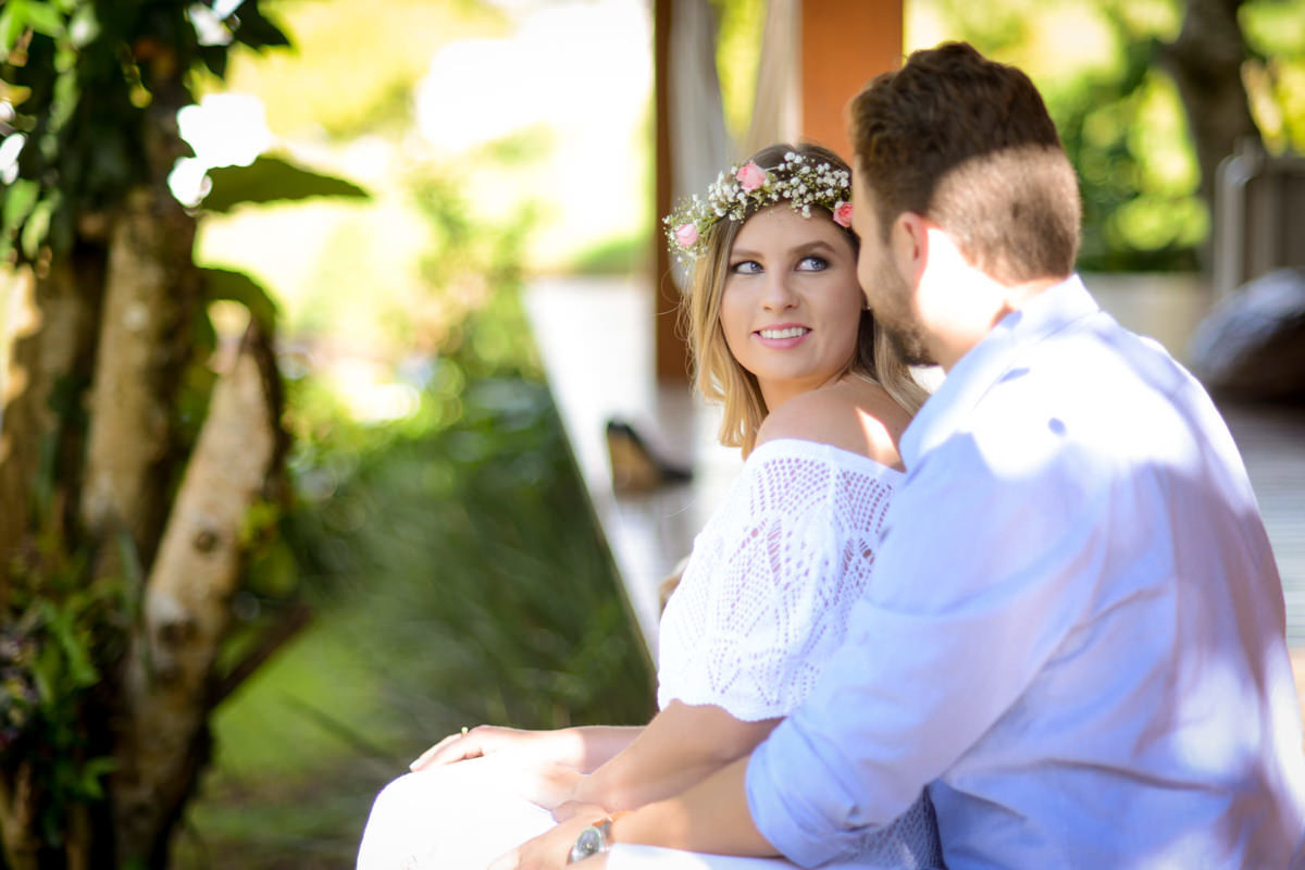 Ensaio de casal gestante em casa com cachorro fotografado pelo melhor fotógrafo de casamentos e ensaios de campo largo e Curitiba, Michel Druziki. Noiva com tiara de flores. Noivos se olhando