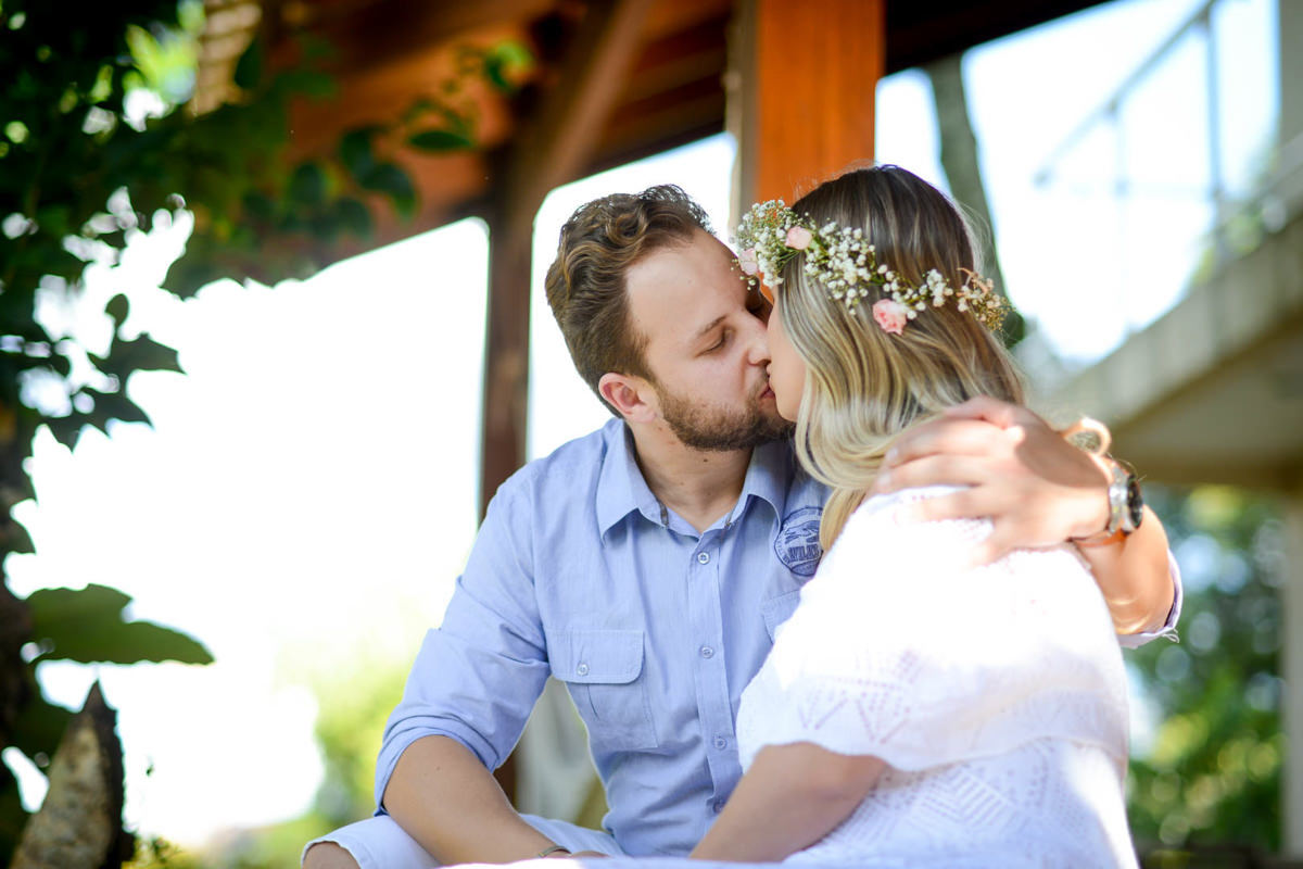 Ensaio de casal gestante em casa com cachorro fotografado pelo melhor fotógrafo de casamentos e ensaios de campo largo e Curitiba, Michel Druziki. Noiva com tiara de flores. Noivos se beijando