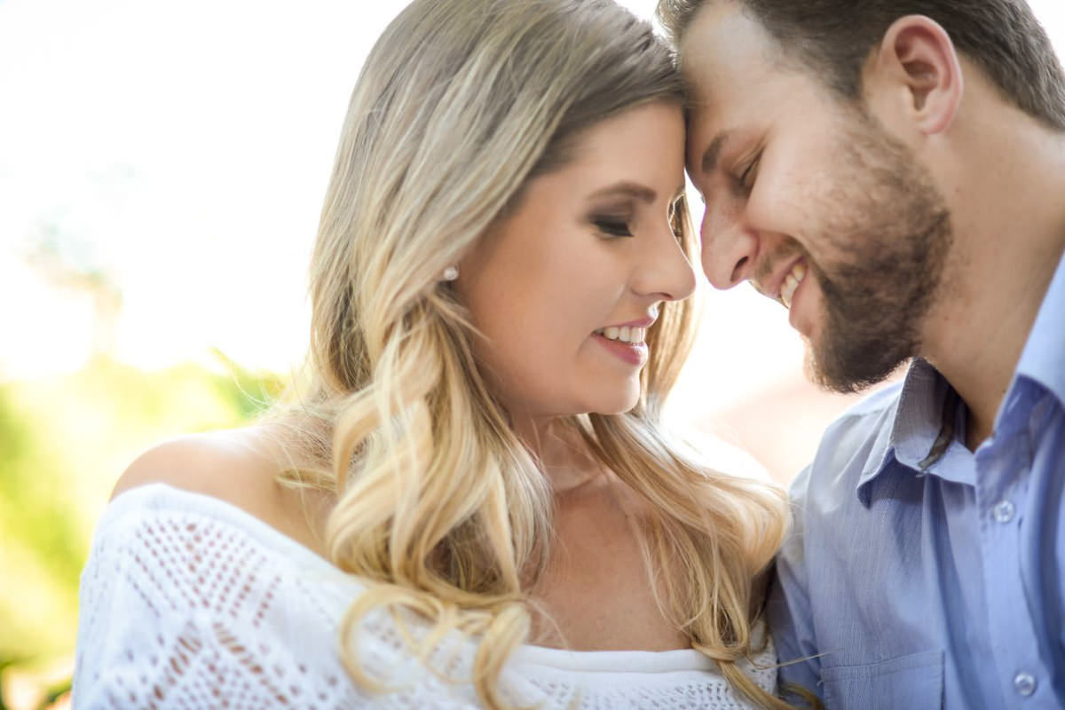 Ensaio de casal gestante em casa com cachorro fotografado pelo melhor fotógrafo de casamentos e ensaios de campo largo e Curitiba, Michel Druziki. Noivos de olhos fechados sorrindo de testas encostadas 
