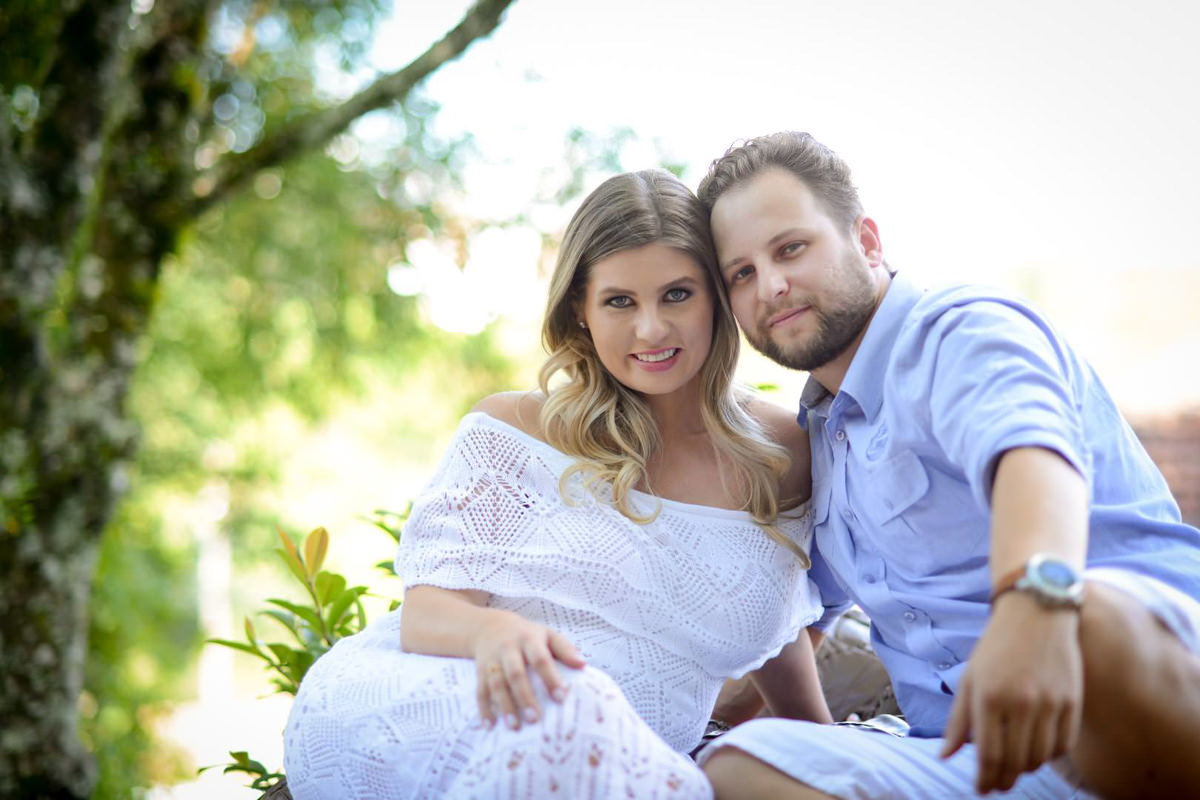 Ensaio de casal gestante em casa com cachorro fotografado pelo melhor fotógrafo de casamentos e ensaios de campo largo e Curitiba, Michel Druziki. Noivos sentados e sorrindo
