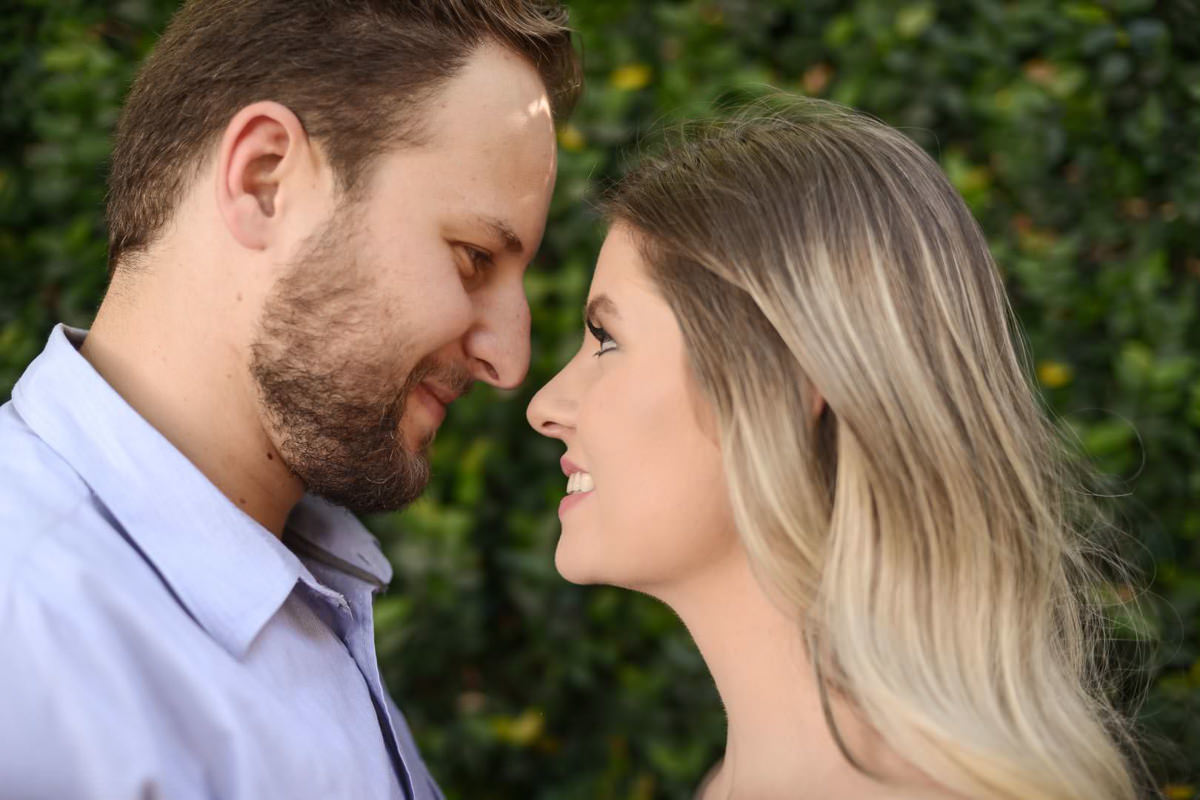 Ensaio de casal gestante em casa com cachorro fotografado pelo melhor fotógrafo de casamentos e ensaios de campo largo e Curitiba, Michel Druziki. Noivos se olhando e sorrindo