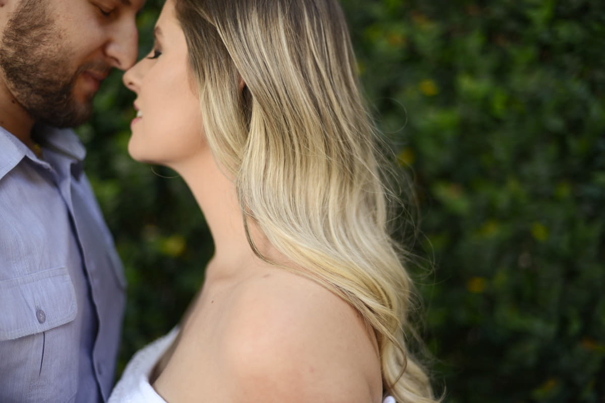 Ensaio de casal gestante em casa com cachorro fotografado pelo melhor fotógrafo de casamentos e ensaios de campo largo e Curitiba, Michel Druziki. Noivos com nariz encostados