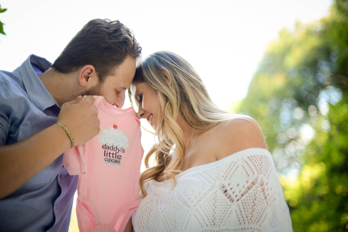 Ensaio de casal gestante em casa com cachorro fotografado pelo melhor fotógrafo de casamentos e ensaios de campo largo e Curitiba, Michel Druziki. Noivos com roupinha da filha