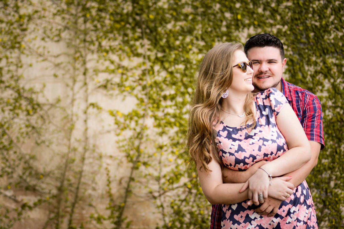 Ensaio pre wedding do casal Kelly e Flávio fotografado pelo melhor fotógrafo de ensaios e casamento em Campo Largo e Curitiba, Michel Druziki. Noivos abraçados e sorrindo