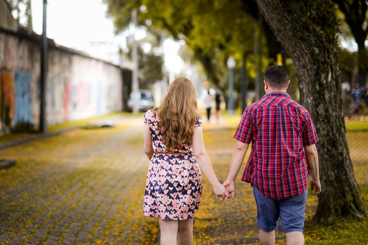 Ensaio pre wedding do casal Kelly e Flávio fotografado pelo melhor fotógrafo de ensaios e casamento em Campo Largo e Curitiba, Michel Druziki. Noivos de costas andando de mãos dadas 