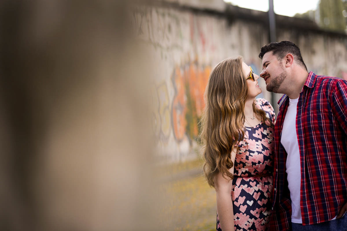 Ensaio pre wedding do casal Kelly e Flávio fotografado pelo melhor fotógrafo de ensaios e casamento em Campo Largo e Curitiba, Michel Druziki. Noivos com os narizes encostados