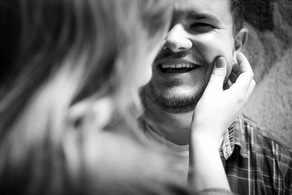 Ensaio pre wedding do casal Kelly e Flávio fotografado pelo melhor fotógrafo de ensaios e casamento em Campo Largo e Curitiba, Michel Druziki. Noivos sorrindo
