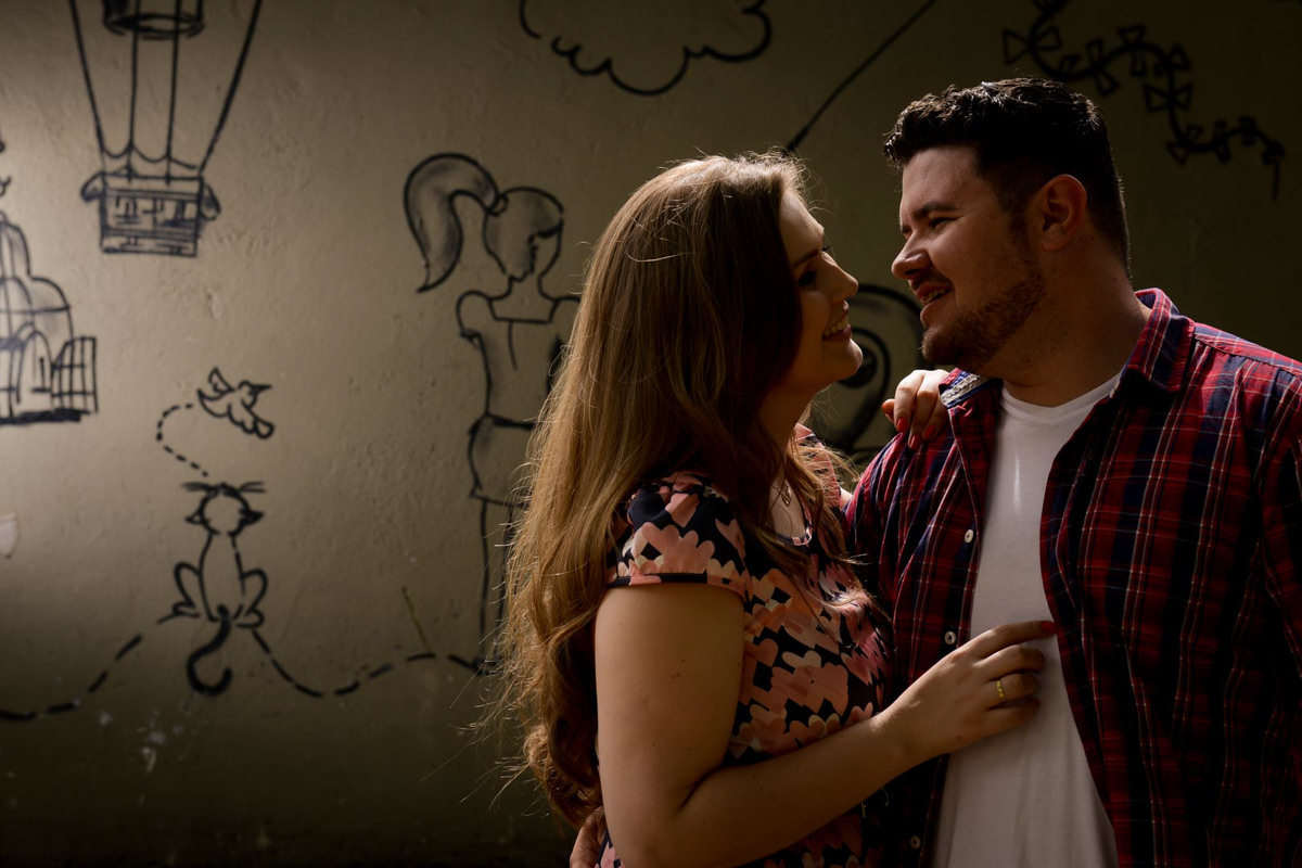 Ensaio pre wedding do casal Kelly e Flávio fotografado pelo melhor fotógrafo de ensaios e casamento em Campo Largo e Curitiba, Michel Druziki. Noivos sorrindo