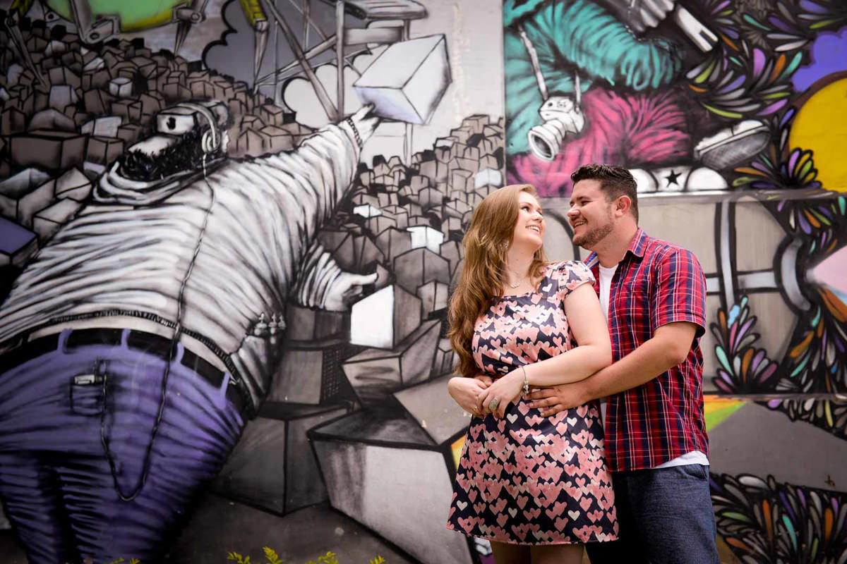 Ensaio pre wedding do casal Kelly e Flávio fotografado pelo melhor fotógrafo de ensaios e casamento em Campo Largo e Curitiba, Michel Druziki. Noivos abraçados e sorrindo