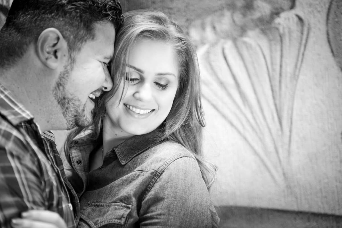 Ensaio pre wedding do casal Kelly e Flávio fotografado pelo melhor fotógrafo de ensaios e casamento em Campo Largo e Curitiba, Michel Druziki. Noivos sorrindo