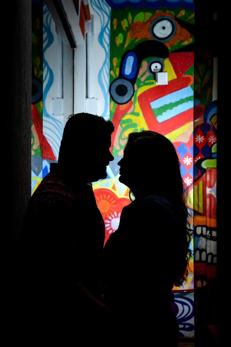 Ensaio pre wedding do casal Kelly e Flávio fotografado pelo melhor fotógrafo de ensaios e casamento em Campo Largo e Curitiba, Michel Druziki. Silhueta dos noivos