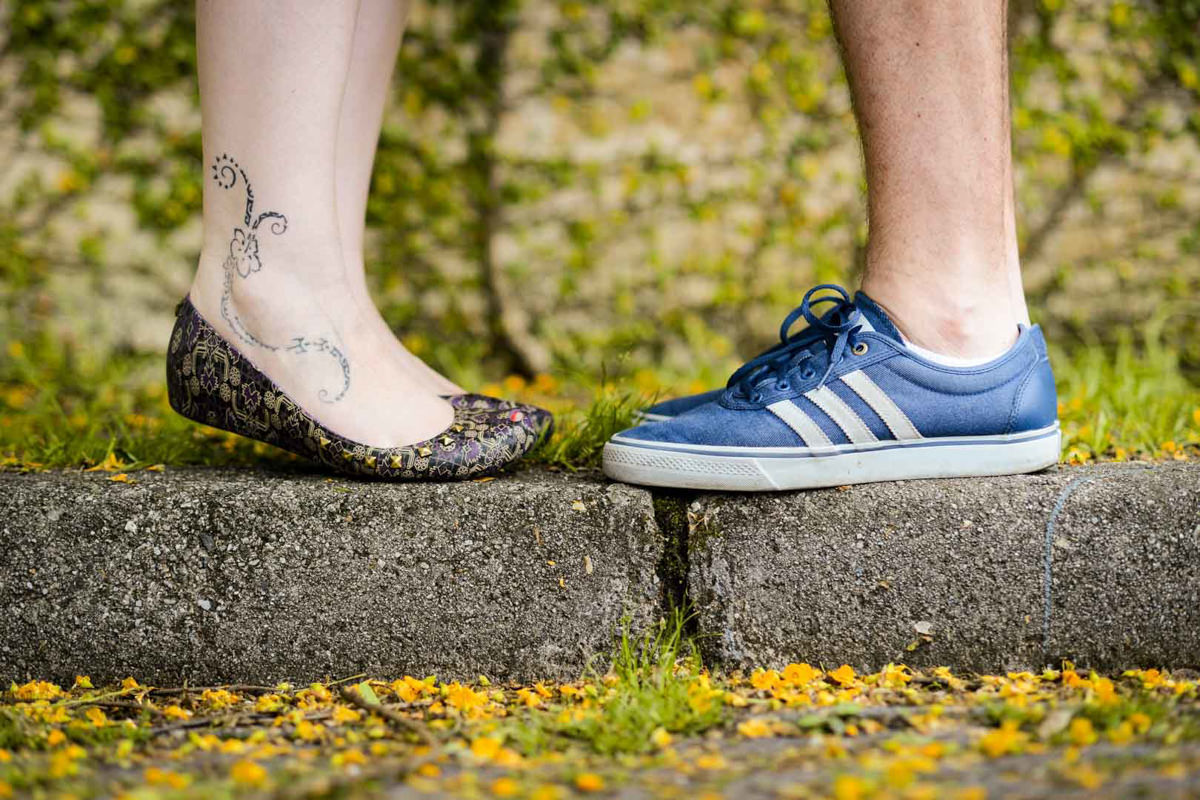 Ensaio pre wedding do casal Kelly e Flávio fotografado pelo melhor fotógrafo de ensaios e casamento em Campo Largo e Curitiba, Michel Druziki. Detalhe dos pés dos noivos