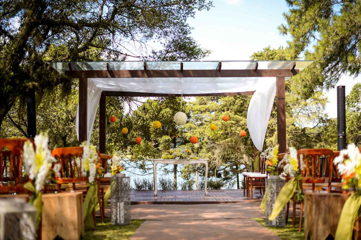 Casamento ao ar livre e de dia dos noivos Kelly e Flávio fotografado pelo melhor fotógrafo de Campo Largo e região de Curitiba, Michel Druziki. Decoração rústica