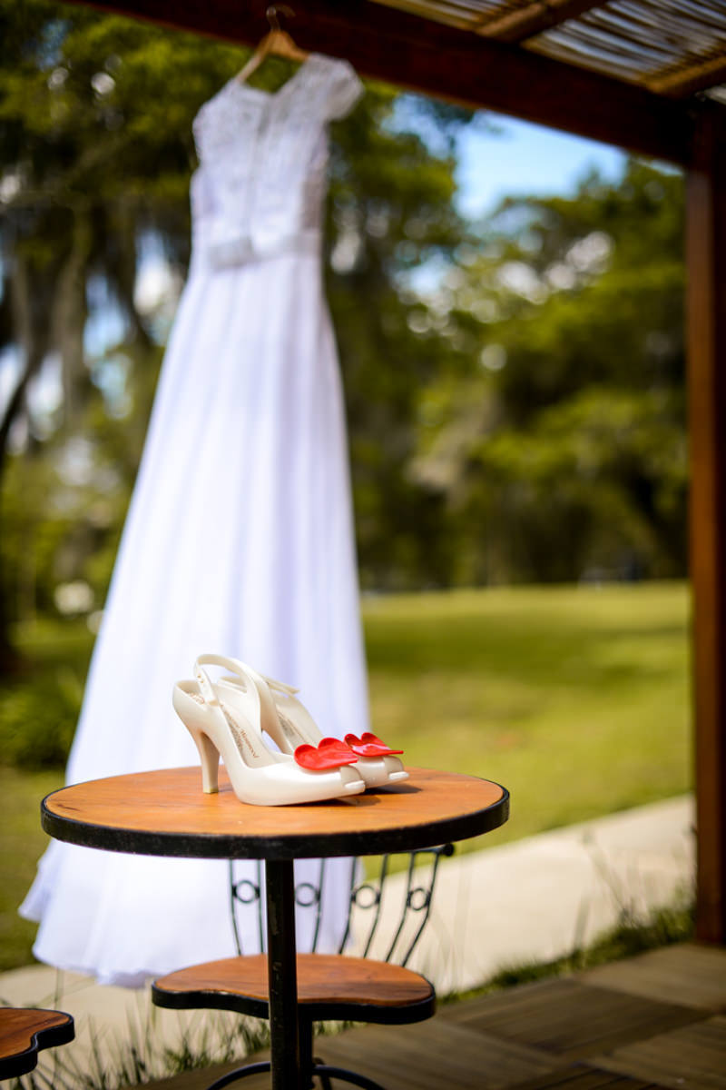 Casamento ao ar livre e de dia dos noivos Kelly e Flávio fotografado pelo melhor fotógrafo de Campo Largo e região de Curitiba, Michel Druziki. Vestido e sapato da noiva