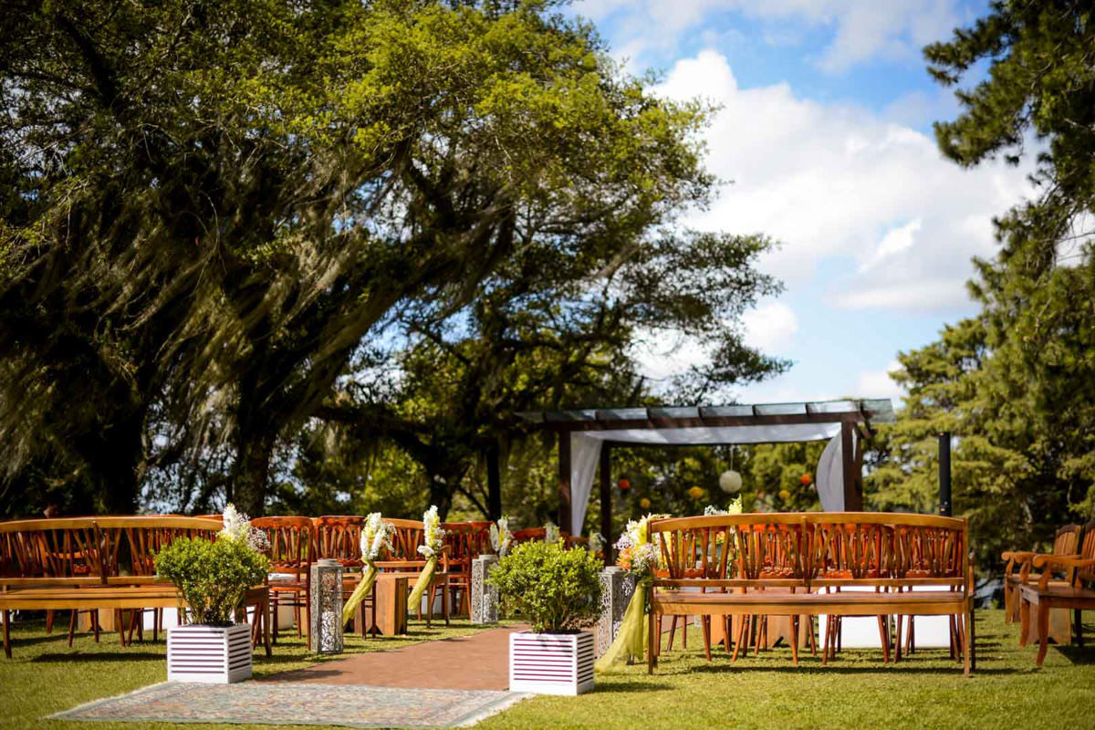 Casamento ao ar livre e de dia dos noivos Kelly e Flávio fotografado pelo melhor fotógrafo de Campo Largo e região de Curitiba, Michel Druziki. Decoração rústica simples 