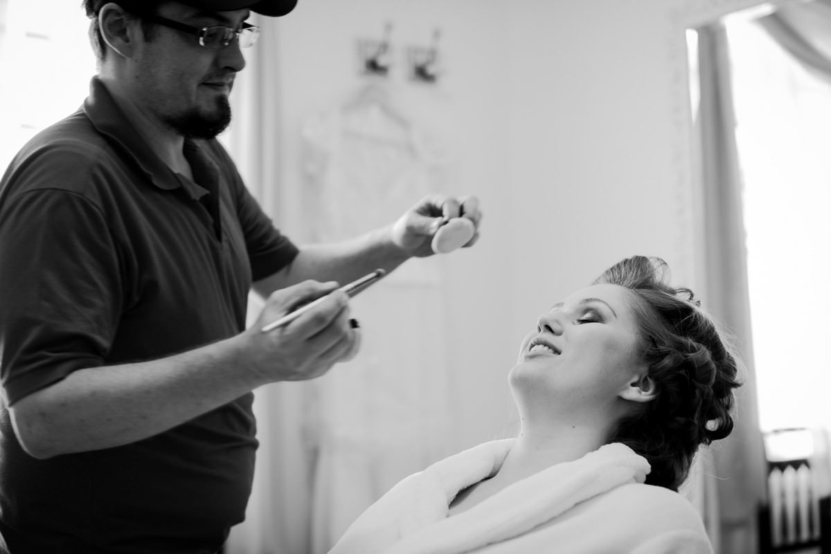 Casamento ao ar livre e de dia dos noivos Kelly e Flávio fotografado pelo melhor fotógrafo de Campo Largo e região de Curitiba, Michel Druziki. Making of da noiva 