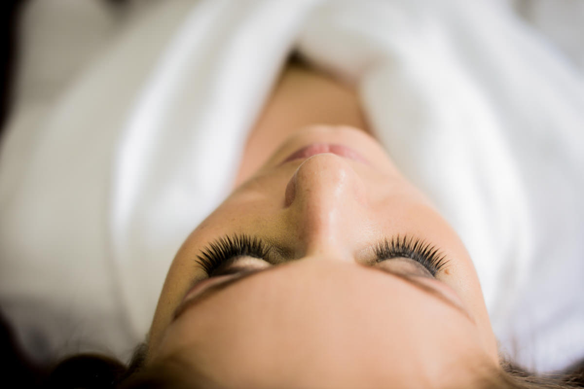 Casamento ao ar livre e de dia dos noivos Kelly e Flávio fotografado pelo melhor fotógrafo de Campo Largo e região de Curitiba, Michel Druziki. Cílios da noiva 