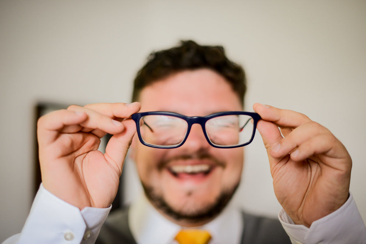 Casamento ao ar livre e de dia dos noivos Kelly e Flávio fotografado pelo melhor fotógrafo de Campo Largo e região de Curitiba, Michel Druziki. Noivo de óculos
