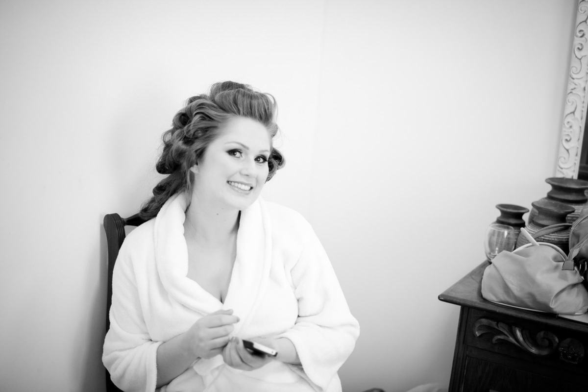 Casamento ao ar livre e de dia dos noivos Kelly e Flávio fotografado pelo melhor fotógrafo de Campo Largo e região de Curitiba, Michel Druziki. Noiva sorrindo. Making of da noiva