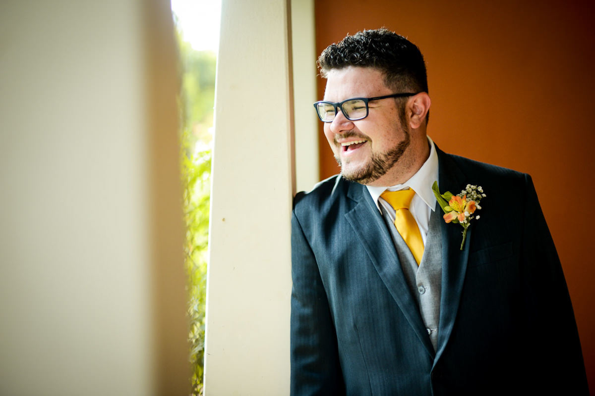 Casamento ao ar livre e de dia dos noivos Kelly e Flávio fotografado pelo melhor fotógrafo de Campo Largo e região de Curitiba, Michel Druziki. Noivo sorrindo 