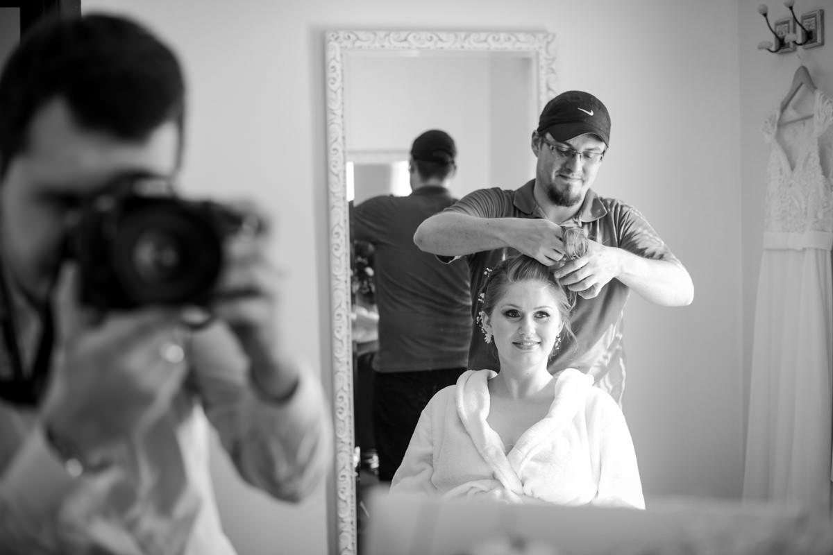 Casamento ao ar livre e de dia dos noivos Kelly e Flávio fotografado pelo melhor fotógrafo de Campo Largo e região de Curitiba, Michel Druziki. Making of da noiva arrumando o cabelo
