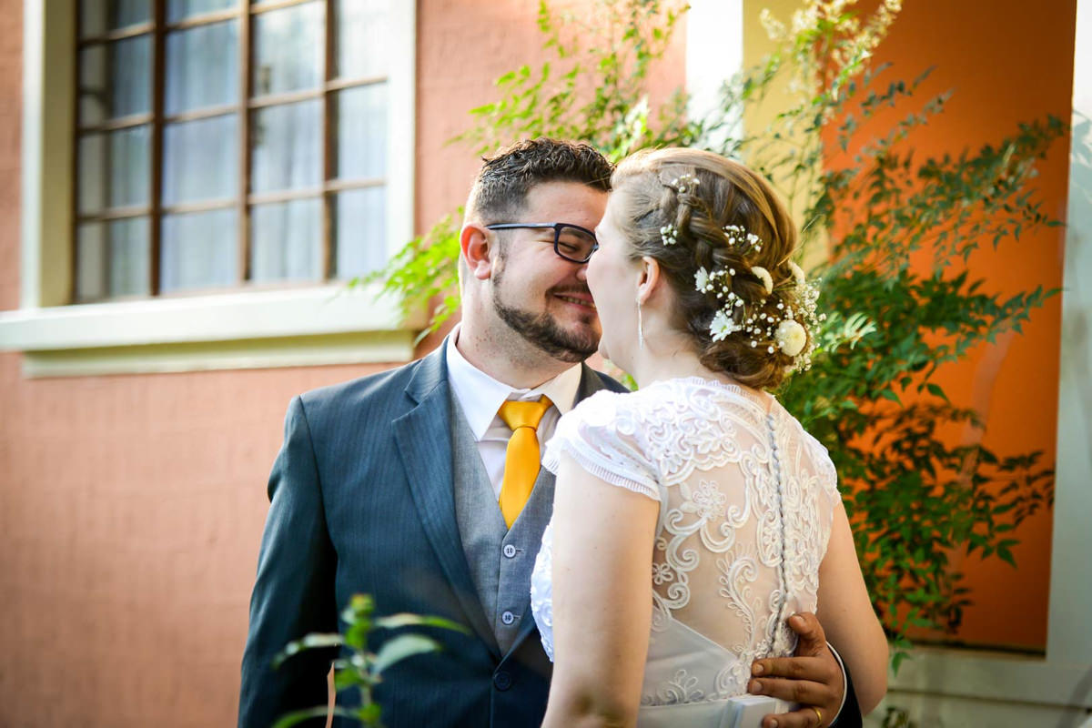 Casamento ao ar livre e de dia dos noivos Kelly e Flávio fotografado pelo melhor fotógrafo de Campo Largo e região de Curitiba, Michel Druziki. Noivos abraçados e sorrindo