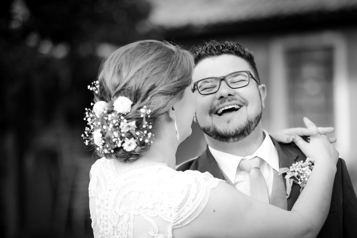 Casamento ao ar livre e de dia dos noivos Kelly e Flávio fotografado pelo melhor fotógrafo de Campo Largo e região de Curitiba, Michel Druziki. Noivos abraçados e sorrindo