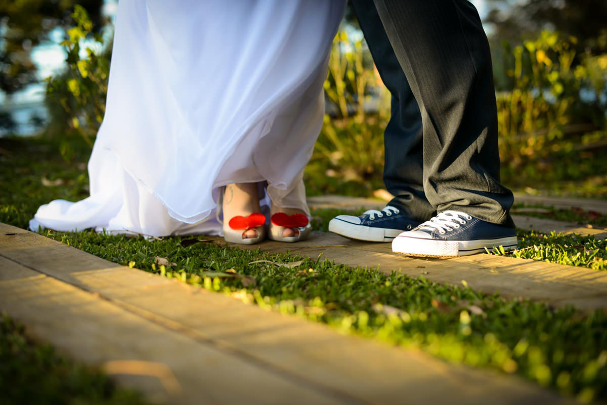 Casamento ao ar livre e de dia dos noivos Kelly e Flávio fotografado pelo melhor fotógrafo de Campo Largo e região de Curitiba, Michel Druziki. Sapato dos noivos all star 