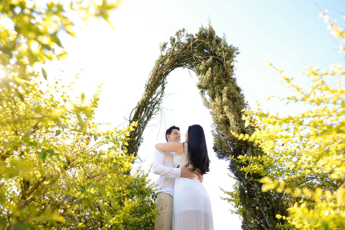 ensaio noivos casamento curitiba campo largo casamento no campo rancho P&R regatieri regattieri casamento ao ar livre casamento dia lindo noivos sorrindo arco de flores muro ingles