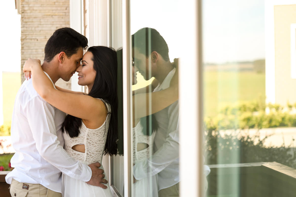 ensaio noivos casamento curitiba campo largo casamento no campo rancho P&R regatieri regattieri casamento ao ar livre casamento dia lindo noivos sorrindo reflexo