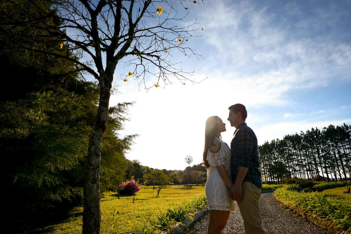 ensaio noivos casamento curitiba campo largo casamento no campo rancho P&R regatieri regattieri casamento ao ar livre casamento dia lindo noivos sorrindo contra luz com ceu azul e dia ensolarado