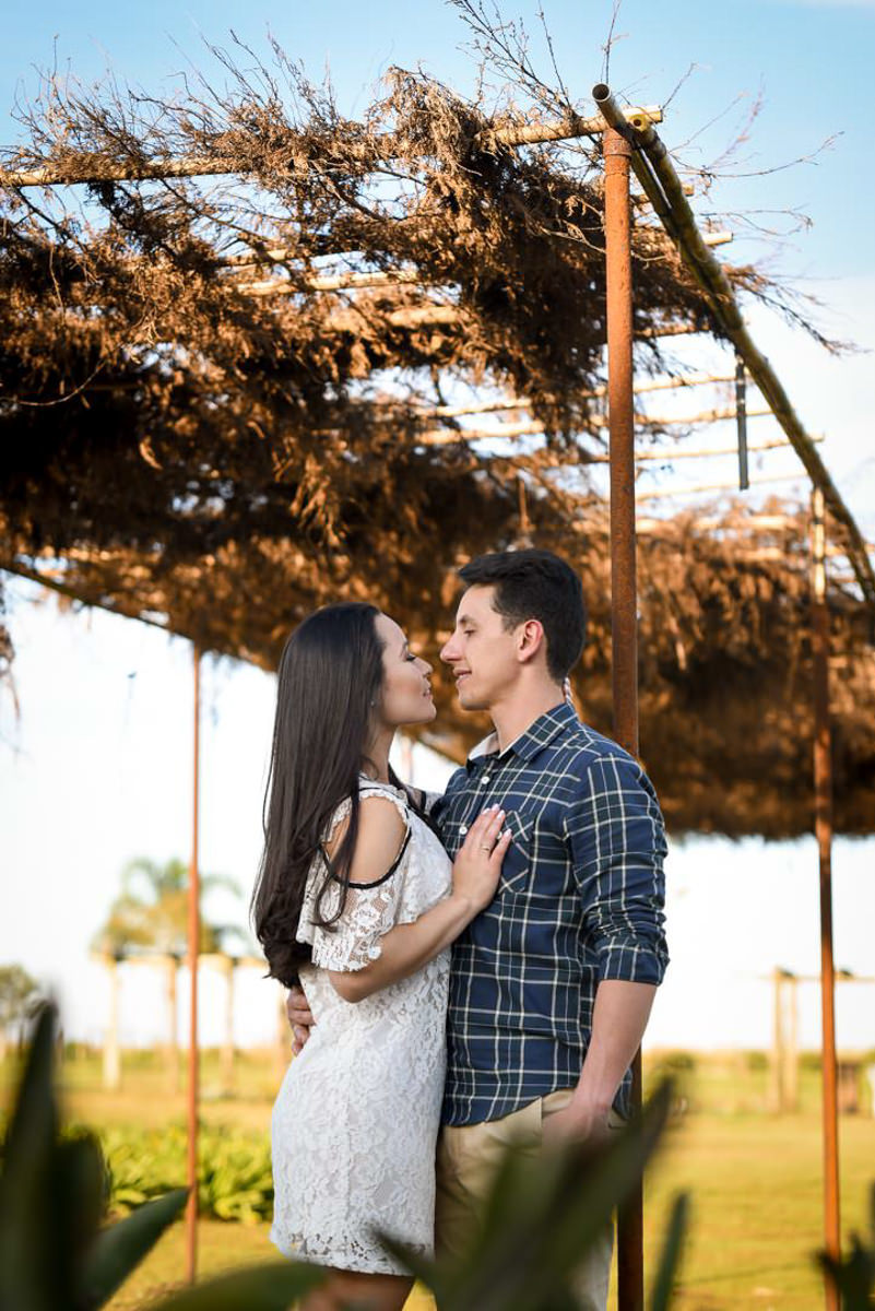ensaio noivos casamento curitiba campo largo casamento no campo rancho P&R regatieri regattieri casamento ao ar livre casamento dia lindo noivos sorrindo arranjo aéreo