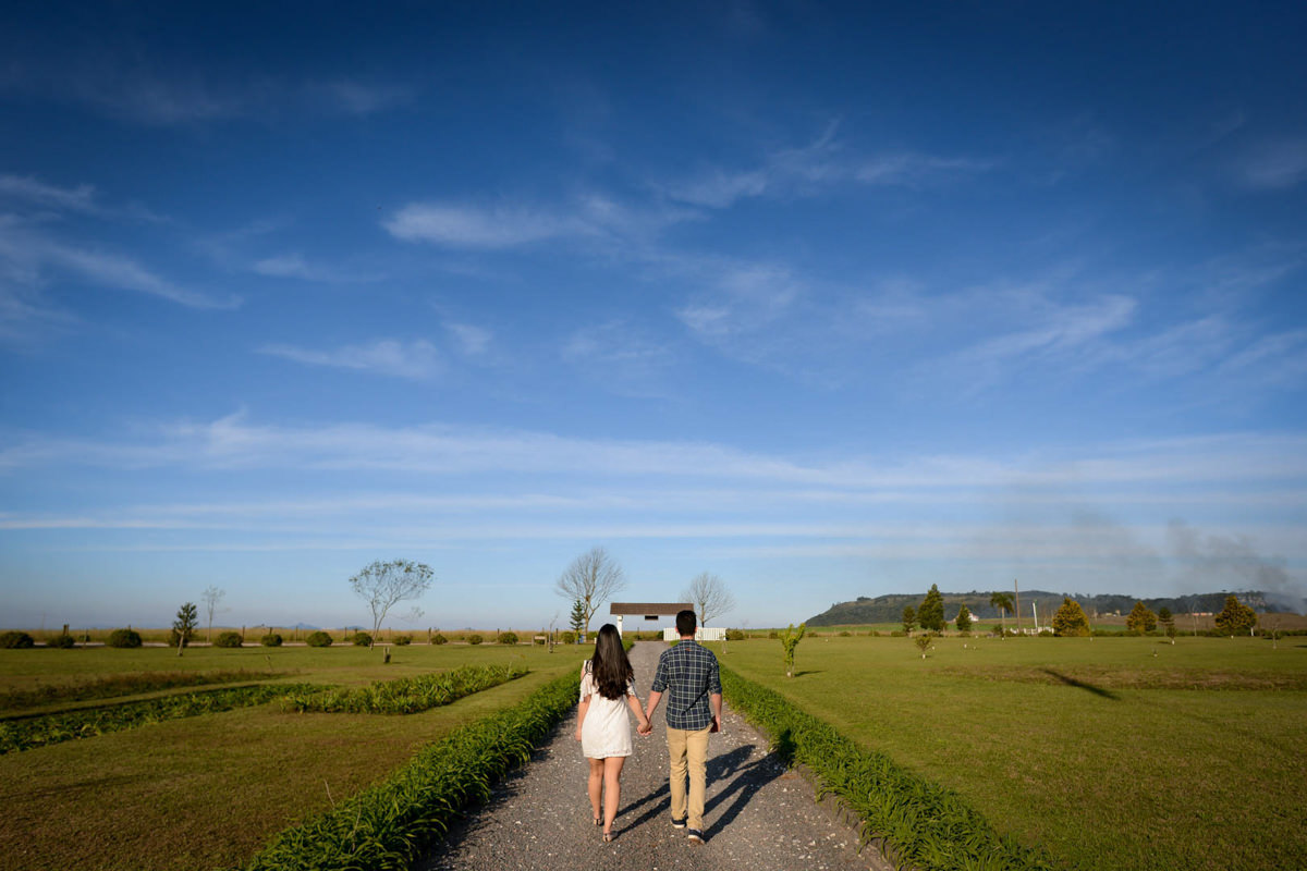 ensaio noivos casamento curitiba campo largo casamento no campo rancho P&R regatieri regattieri casamento ao ar livre casamento dia lindo noivos sorrindo noivos caminhando com ceu azul para o infinito